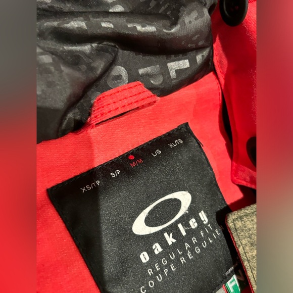 Oakley Women’s Snowboarding Jacket - Picture 4 of 13